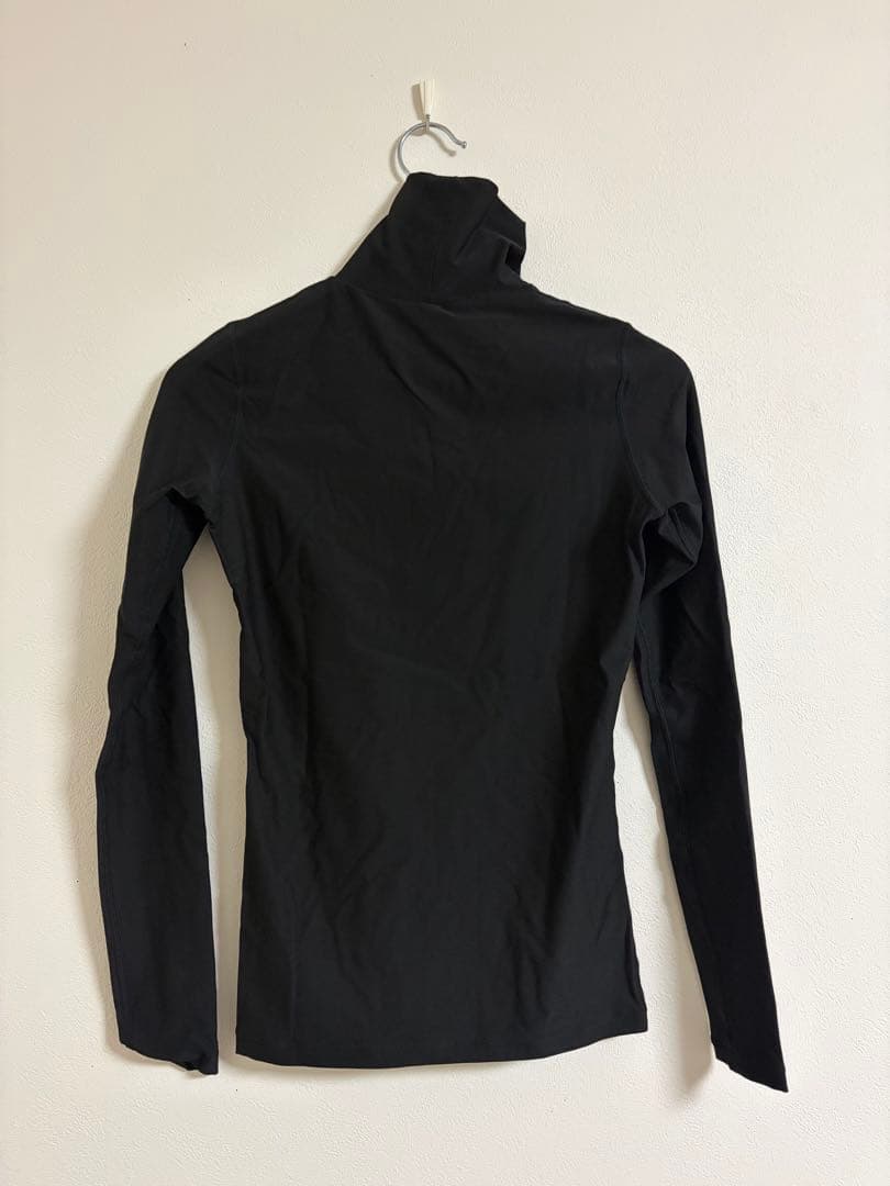 MARK & LONA ブラック タートルネックシャツ