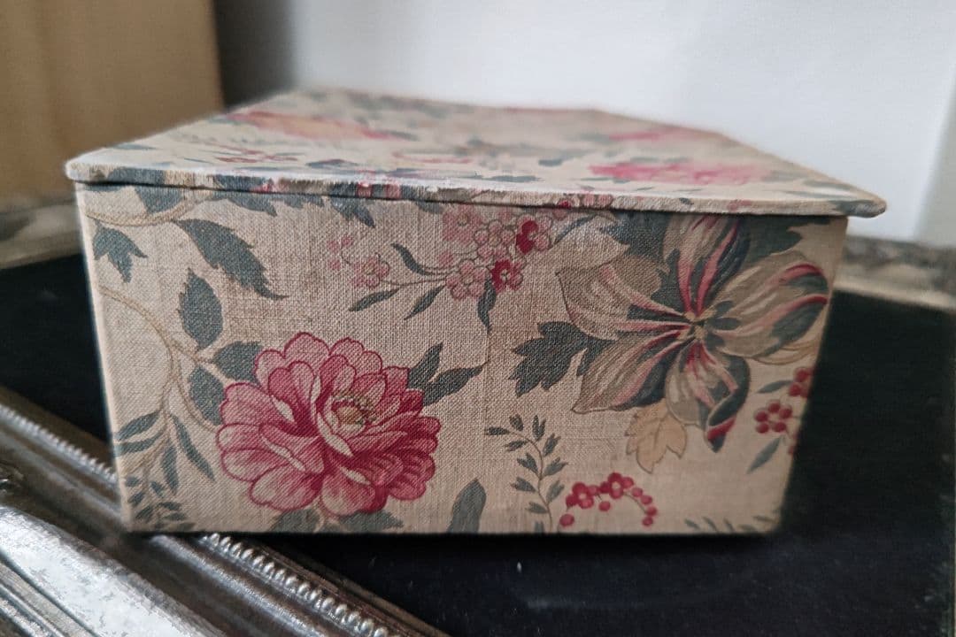 フランスアンティーク　カルトナージュボックス　大柄花柄