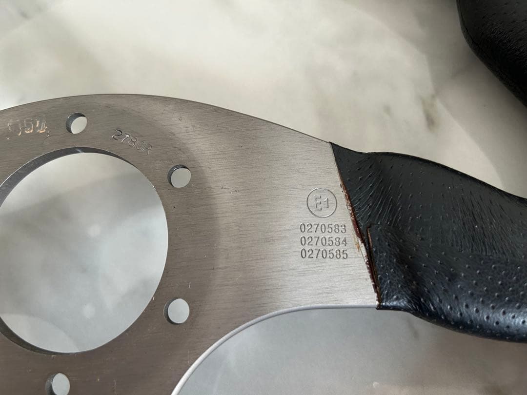 MOMO RACE（クイックリリースボス、ホーンボタン付き）　D35