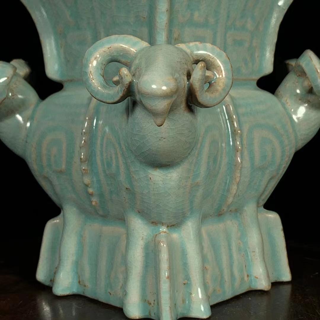 中国古美術・旧蔵の磁器・四羊方尊・16x18cm・書道具・案頭・置物・文房具