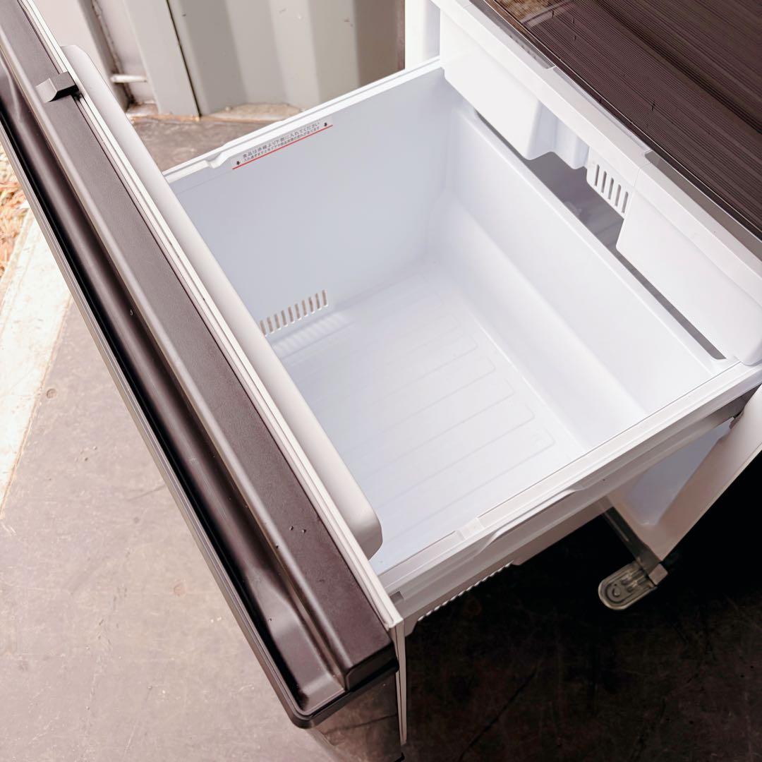 124運搬取付無料！グロッシーブラウン純正三菱3ドアスリム冷蔵庫！完動品超美品！