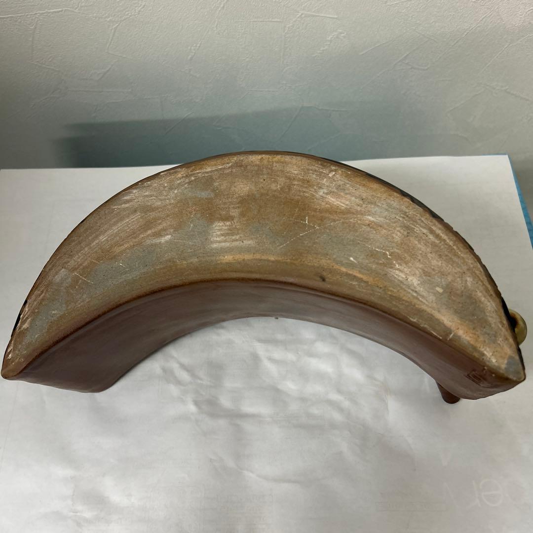 魚模様の半月型陶器器