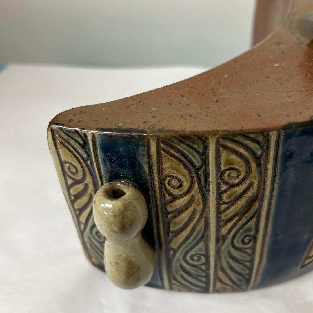 魚模様の半月型陶器器