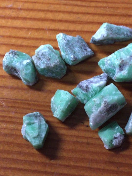 含浸無非加熱 母岩削出 コロンビア産エメラルド原石 計3.24カラット緑柱石鉱物