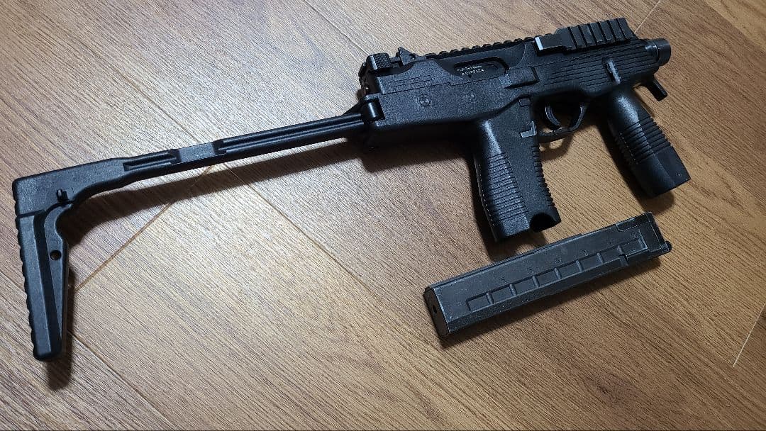 ジャンク KSC MP9 ガスブロバックエアガントイガン18禁 マガジン１本付き