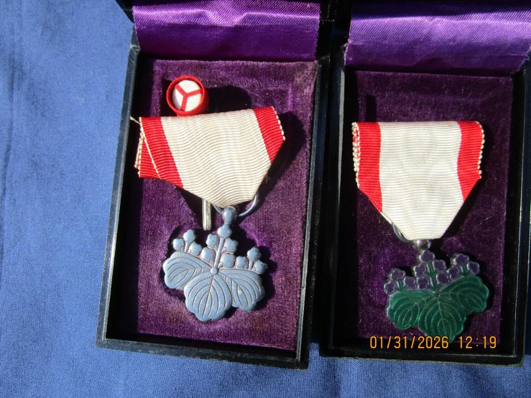 勲章　勲八白色桐葉章　他1点　2箱　日本の勲章2個セット