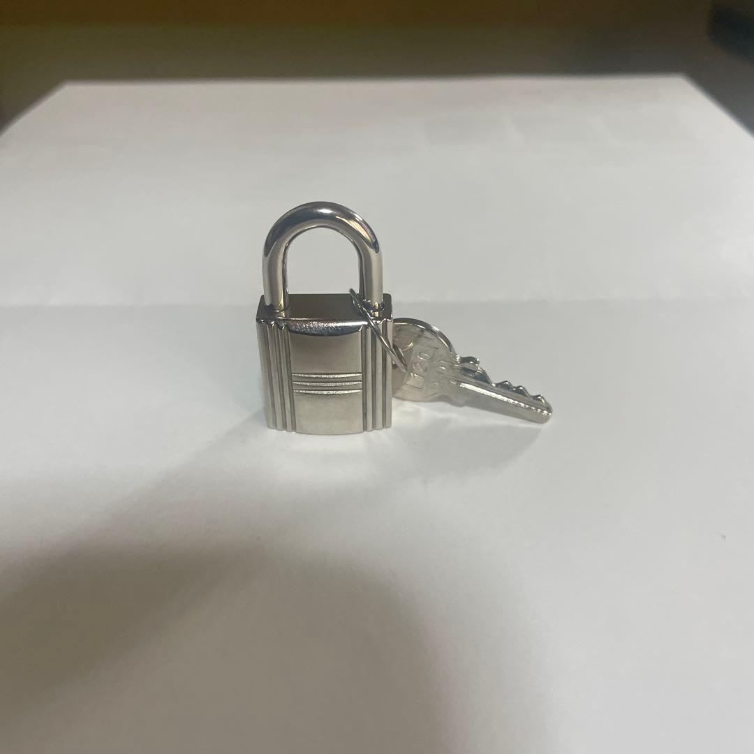 美品　エルメス　シルバー 南京錠 カデナ　鍵付き