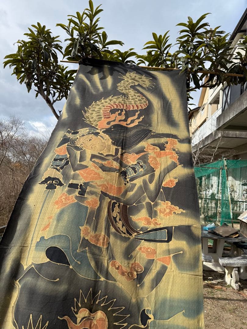 ◯手描きロウケツ染め布、　若武者が悪龍を退治している図