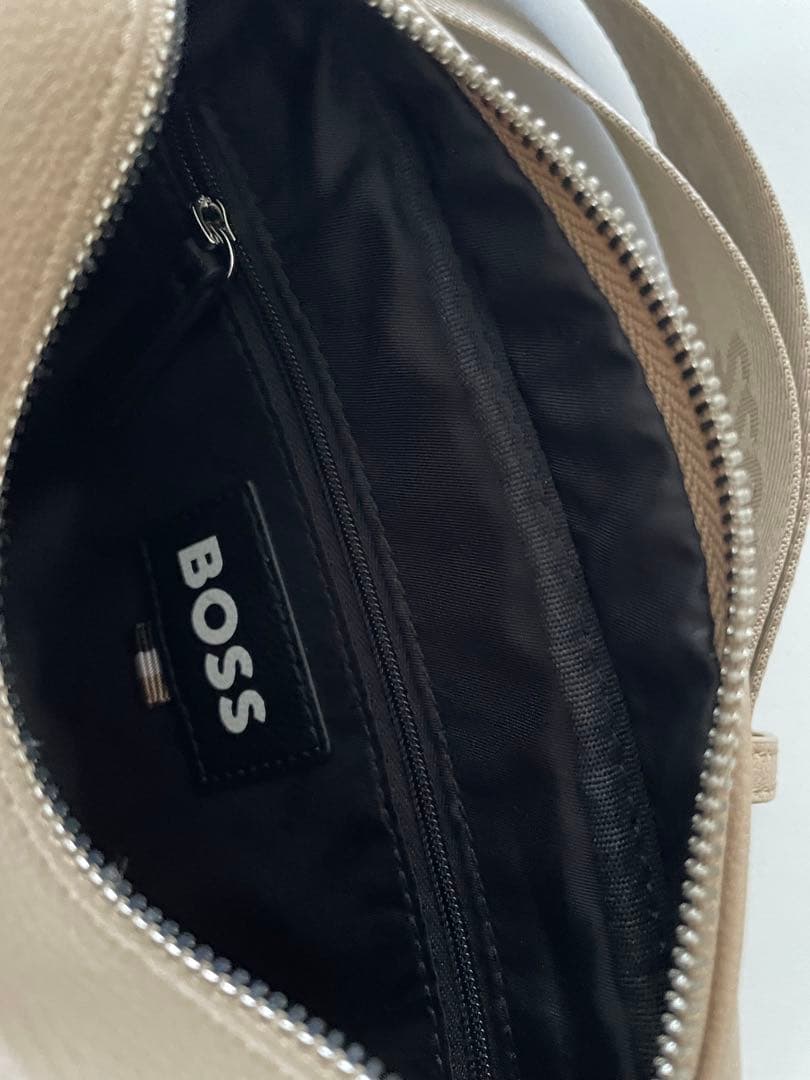 真美子さん愛用！BOSS ベージュ クロスボディバッグ 小物ポーチ付き
