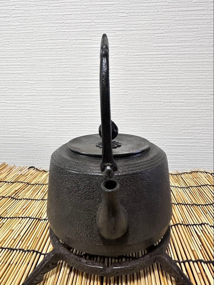 未使用品、タグ、供箱付　南部薫山工房造　面取型１０型　南部鉄瓶　南部鉄器　鉄瓶