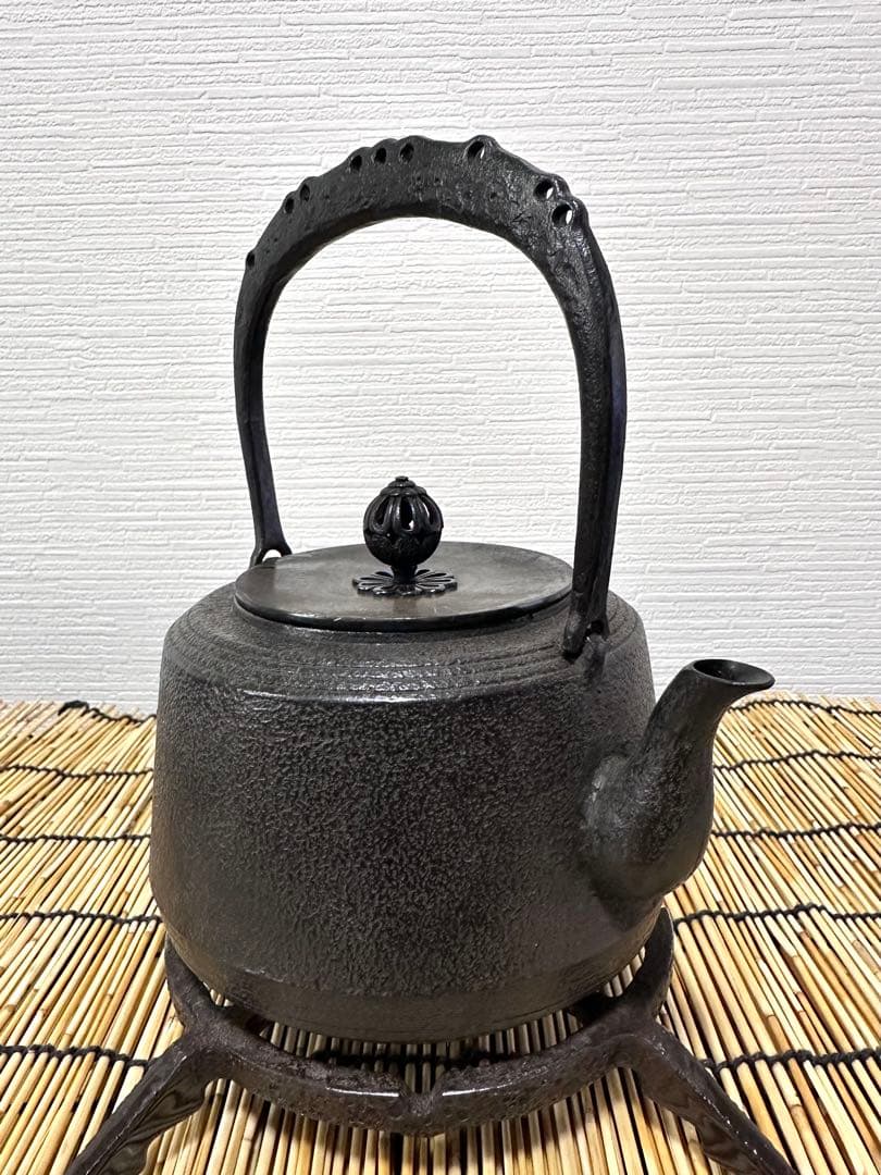 未使用品、タグ、供箱付　南部薫山工房造　面取型１０型　南部鉄瓶　南部鉄器　鉄瓶