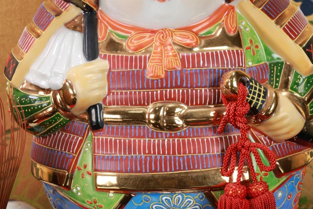 九谷焼　色絵金彩　武者人形　8.5号　高さ26㎝　錦九谷　飾台付　BE882