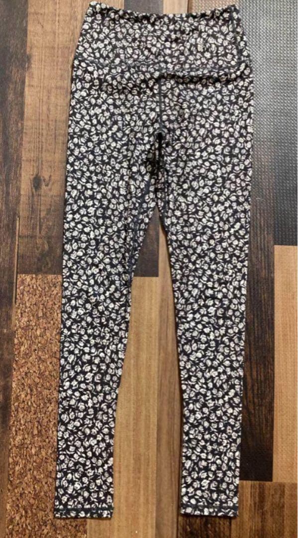 新品　emmi yoga エミヨガ　ヨガウェア　ブラック　花柄　バラ？　S