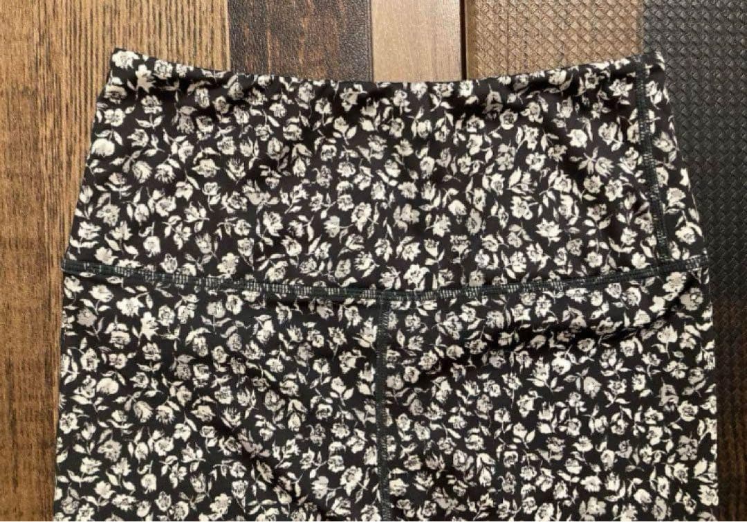 新品　emmi yoga エミヨガ　ヨガウェア　ブラック　花柄　バラ？　S