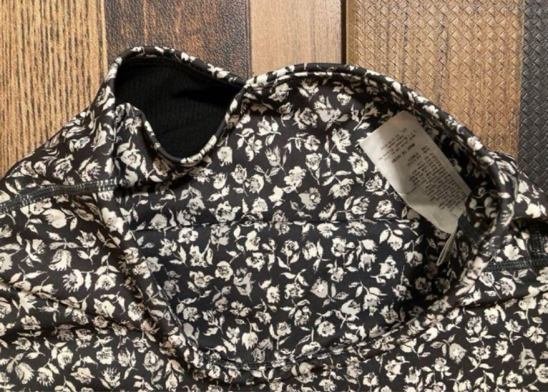 新品　emmi yoga エミヨガ　ヨガウェア　ブラック　花柄　バラ？　S