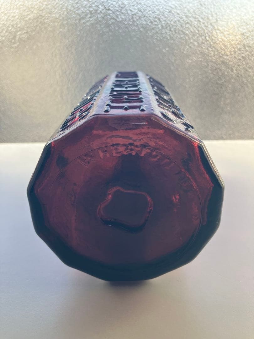 海外製　パープル色　ビンテージガラス瓶　エンボス入りガラス瓶