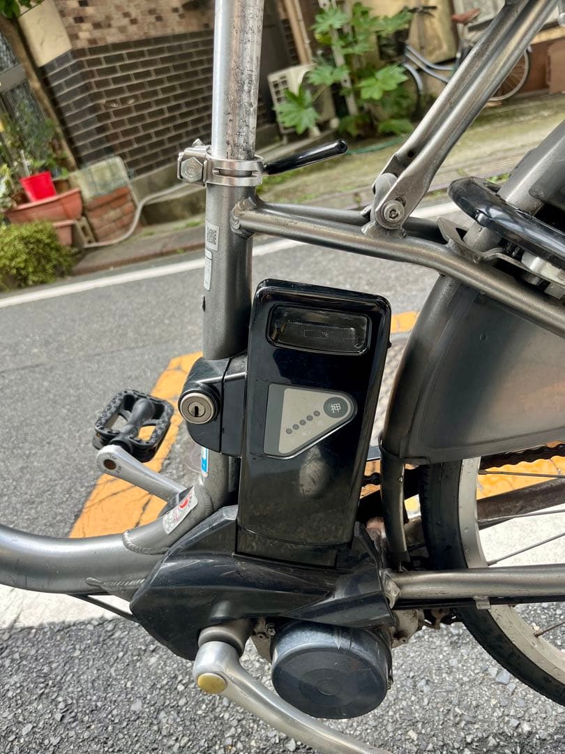 電動アシスト自転車 ブリヂストン　シルバー 前カゴ付き