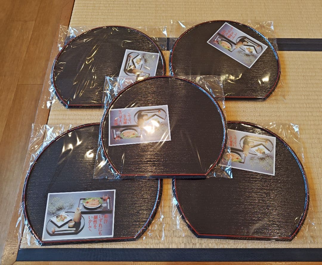 送料込【逢絢亭・新品】茶道具 半月両面膳 ５客セット 樹脂製 合成漆塗 紙箱入り