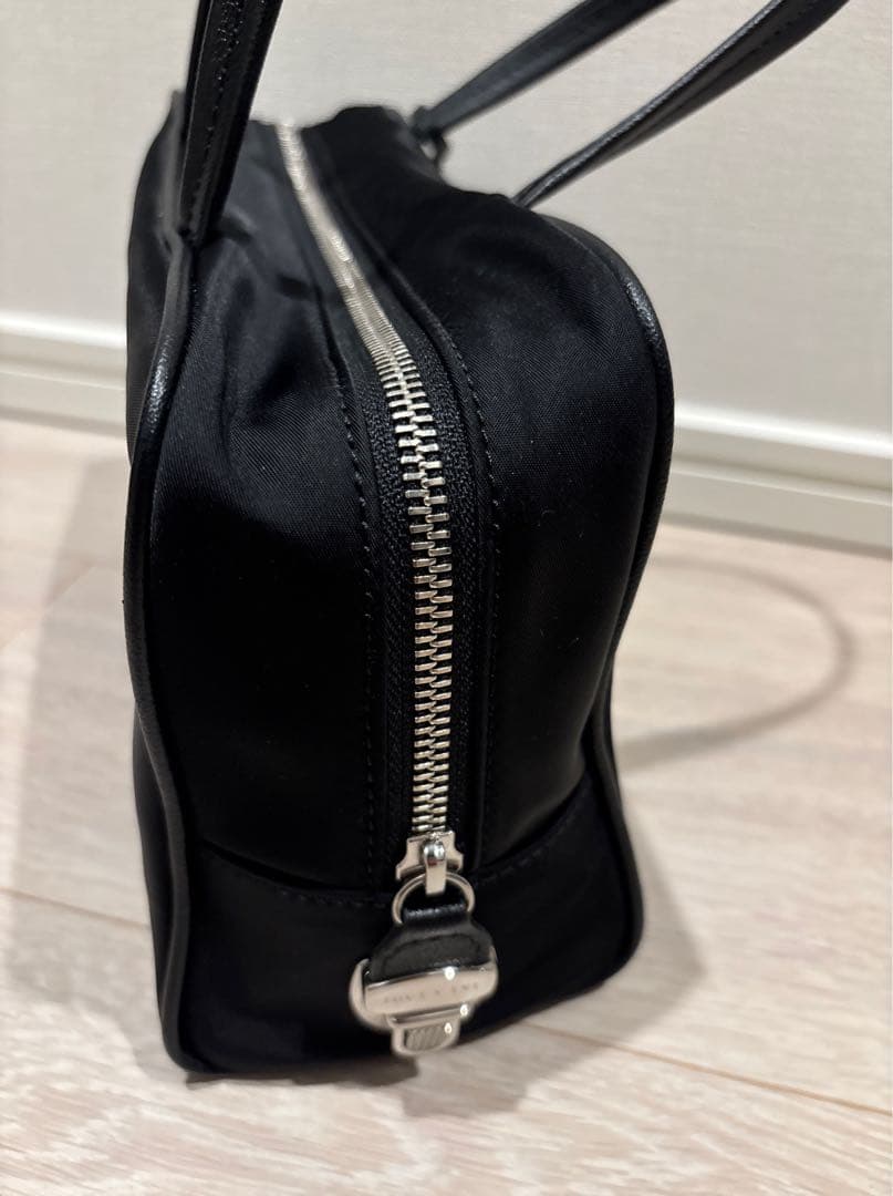 【美品】TOUT Y EST トゥティエ ロケナイロンスモールバッグ(ブラック)