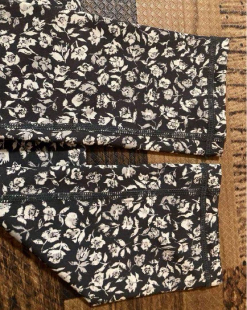 極美　emmi yoga エミヨガ　ヨガウェア　ブラック　花柄　バラ？　S