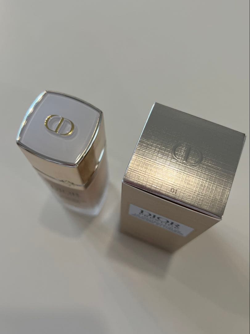 【1回使用・箱付き】DIOR プレステージ ホワイトUV ルミエール BB 01