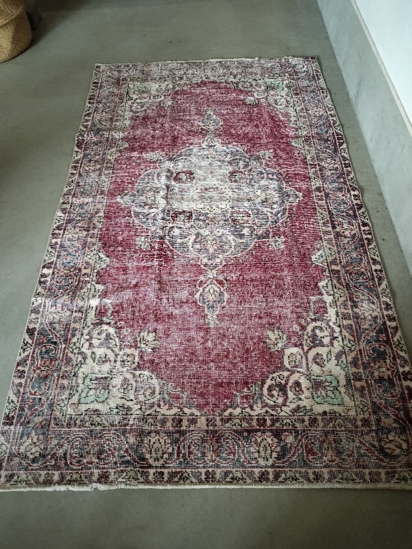 シャビーレッドとネイビーの端正なヴィンテージラグ　No.686