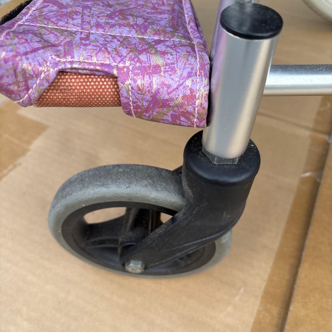 自走用車椅子　ノーパンクタイヤ　泥除けカバー付き　ピンク　自走式