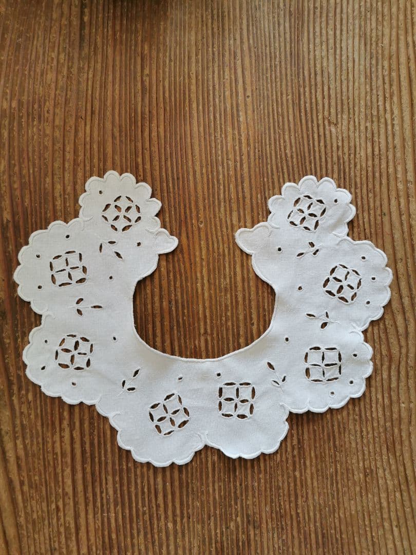 アンティーク オープンカットワーク花刺繍 アイレット スカラップスタイ 付け襟