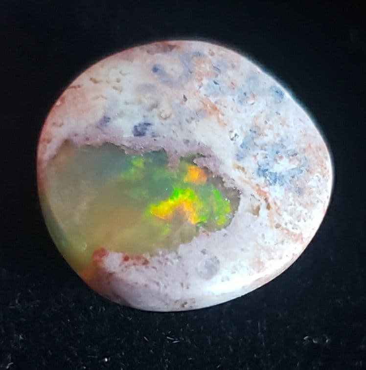 裏まで遊色効果のあるカンテラオパール