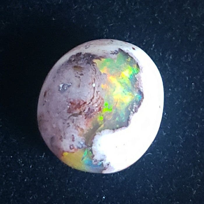 裏まで遊色効果のあるカンテラオパール