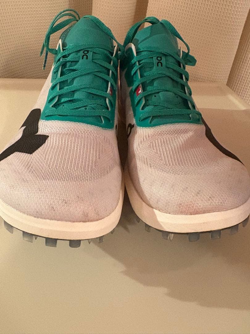 年末セール！　On クラウドスパイク　アンプリウス2 25.5