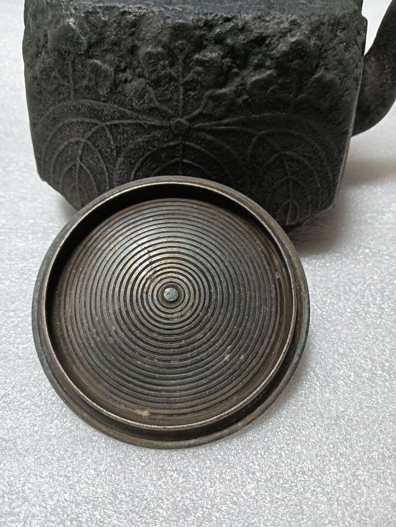 鉄瓶　四方桐の紋