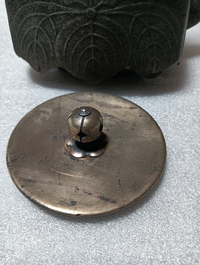 鉄瓶　四方桐の紋