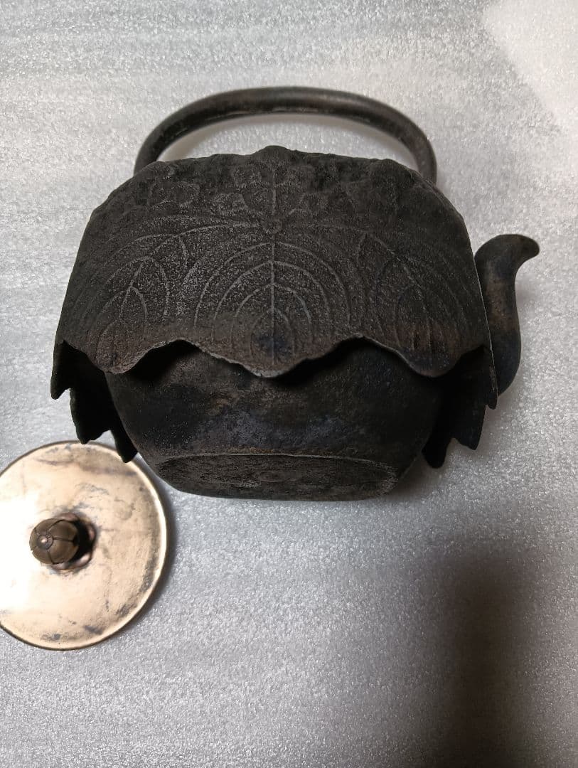 鉄瓶　四方桐の紋