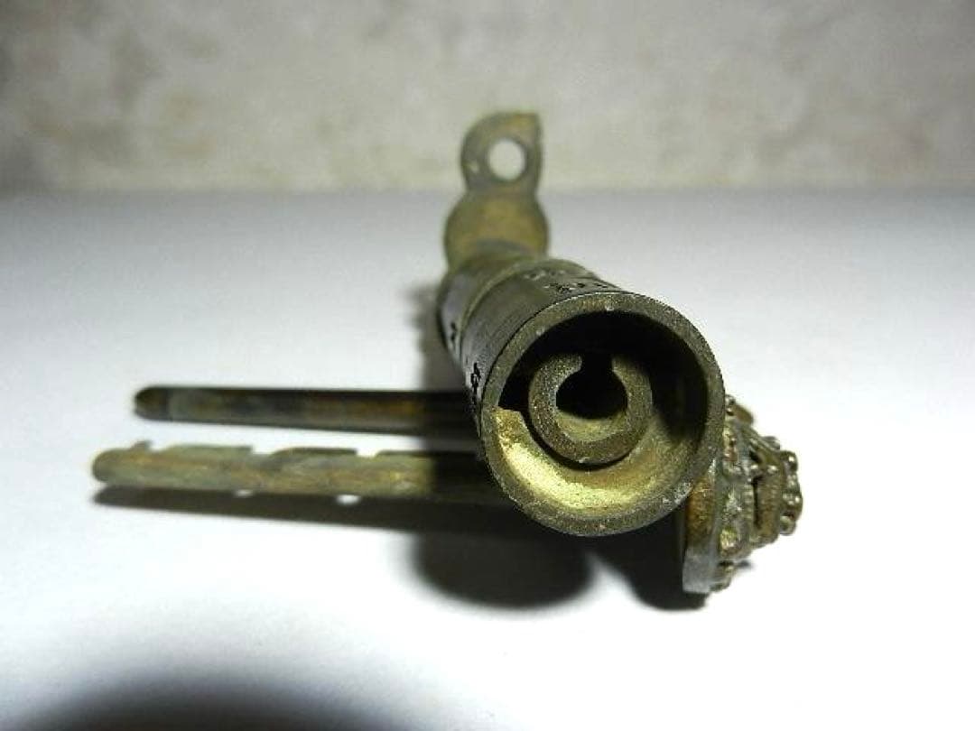 ５文字の組合せで解錠できる中国骨董錠前その１（真鍮製　長さ８．２㌢、重さ９３㌘）