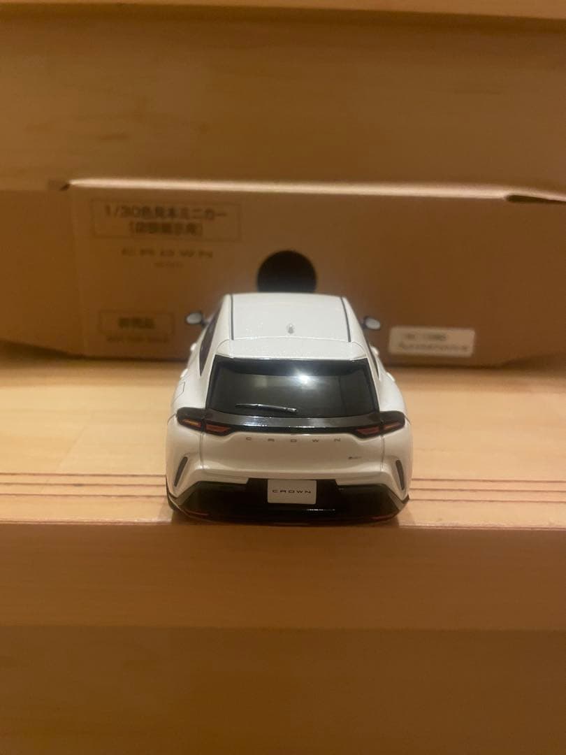 新型　トヨタ　クラウンエステート　カラーサンプル