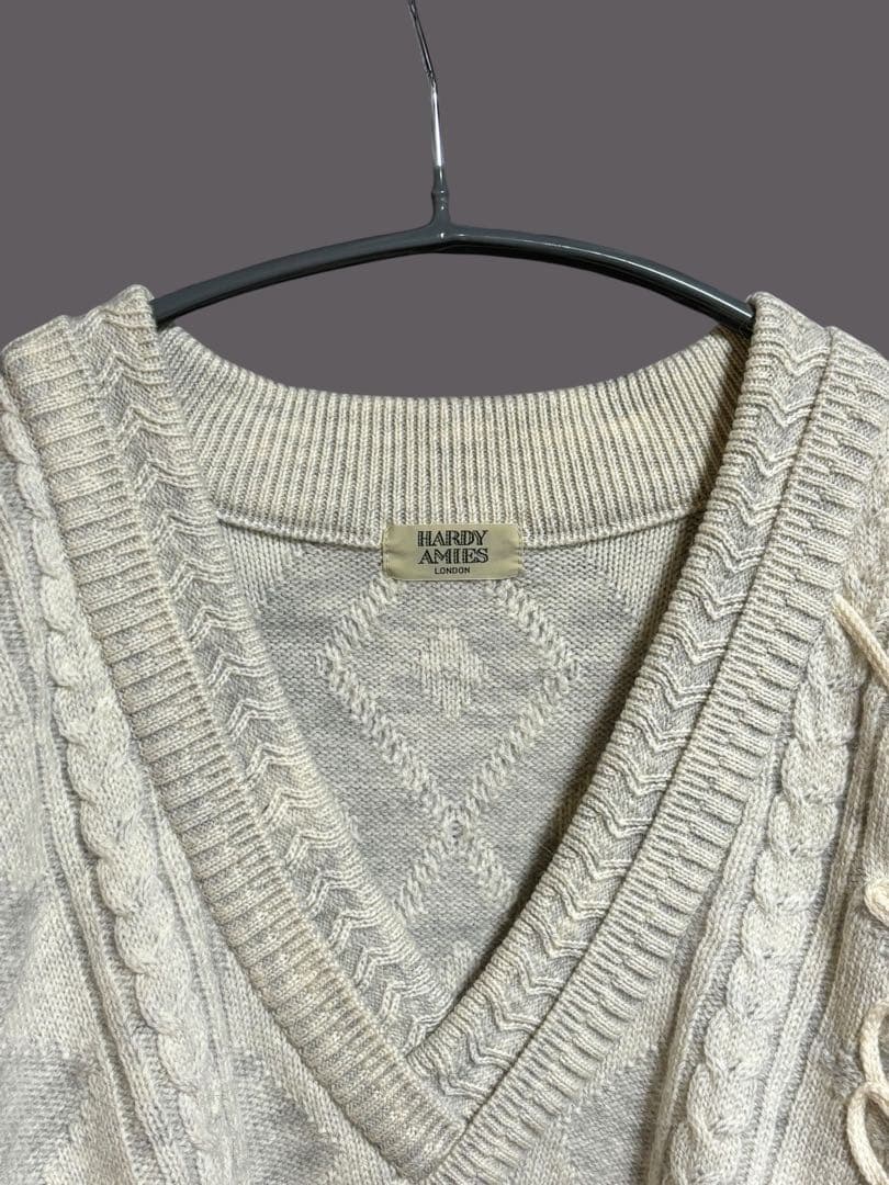 英国王室御用達 HARDY AMIES 立体ロゴ刺繍 ケーブルニット 日本製