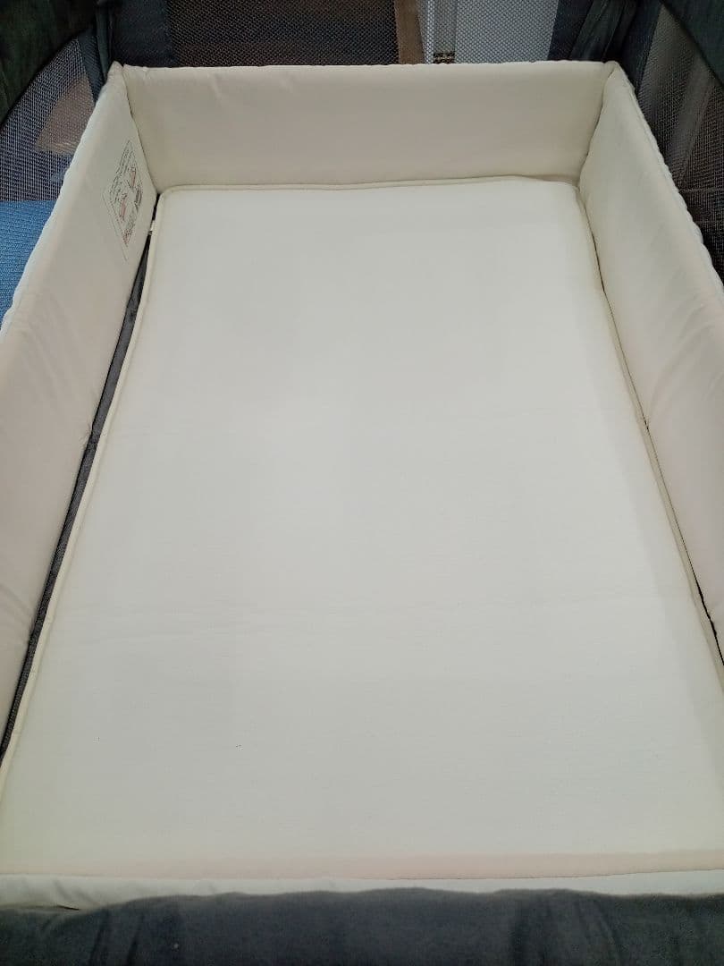 アップリカ　ココネル　エアープラス　グレー　折りたたみ　ベビーベッド