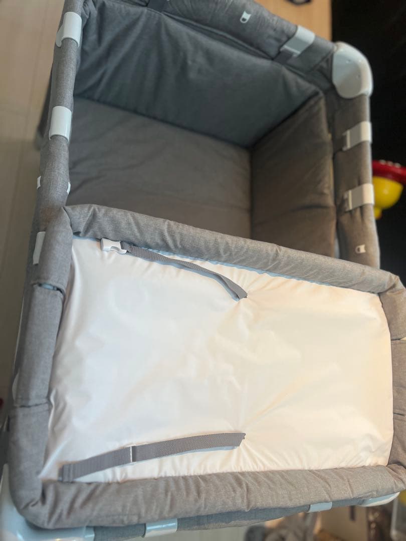 【美品】カトージ　KATOJI　ポータブルベビーベッド　オムツ台付