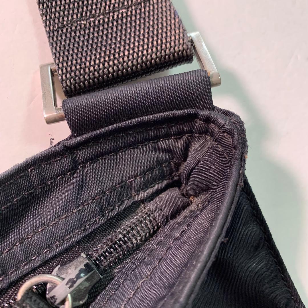 PRADA ブラック ショルダーバッグ 三角プレート リモンタ ナイロン 斜め掛