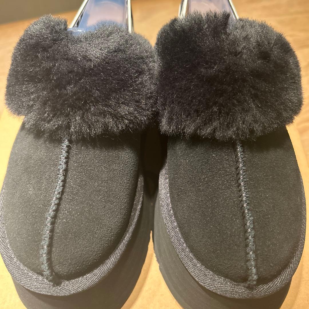 UGG ファー付きサボサンダル ブラック 5