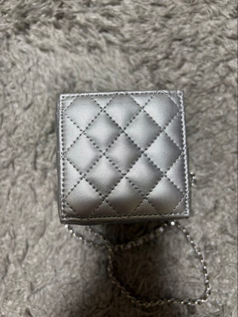 CHANEL ミニショルダーポーチ　ノベルティ　シルバー　キルティング　巾着