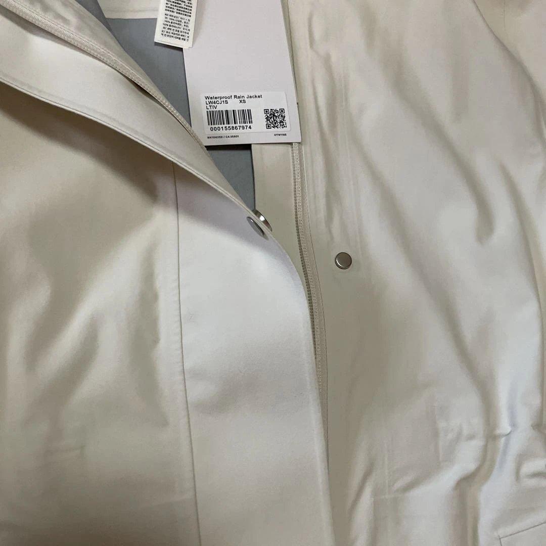 Lululemon 防水レインジャケットパ➖カーライトアイボリー色XS 未使用
