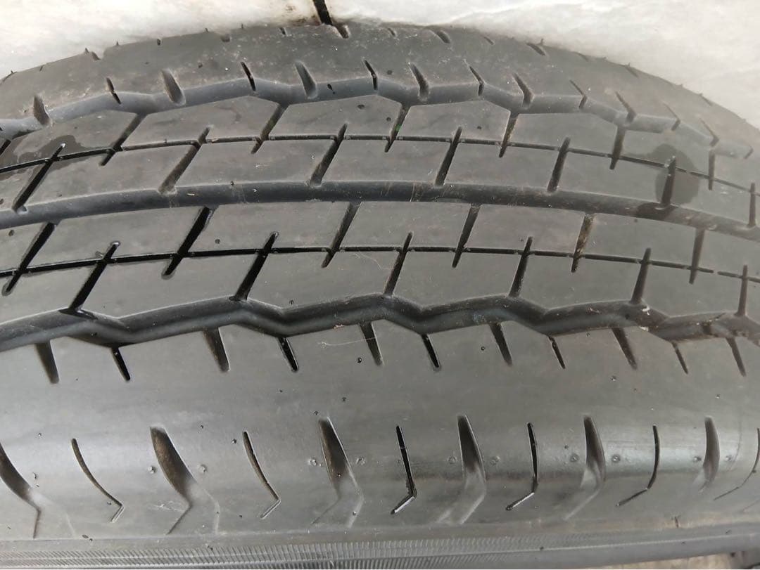 送料込み！新車外し ハイエース　ノーマルタイヤ　ホイールセット