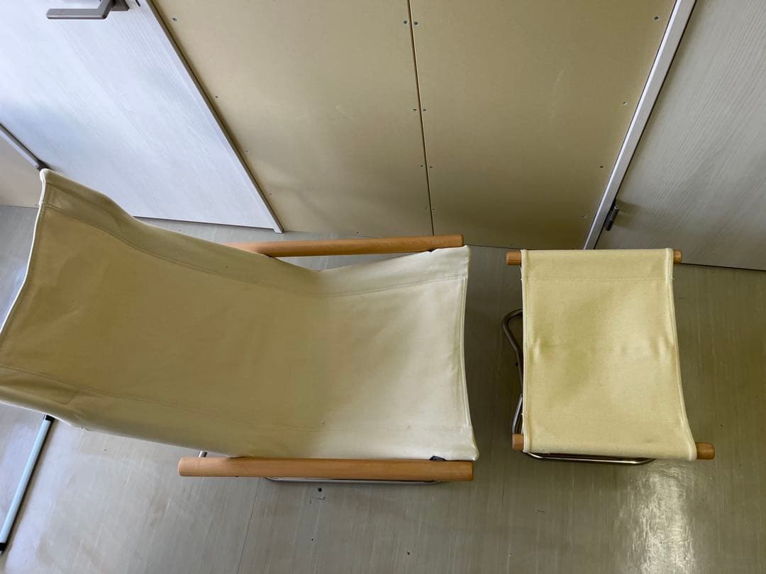 クリーム色の折りたたみアウトドアチェア