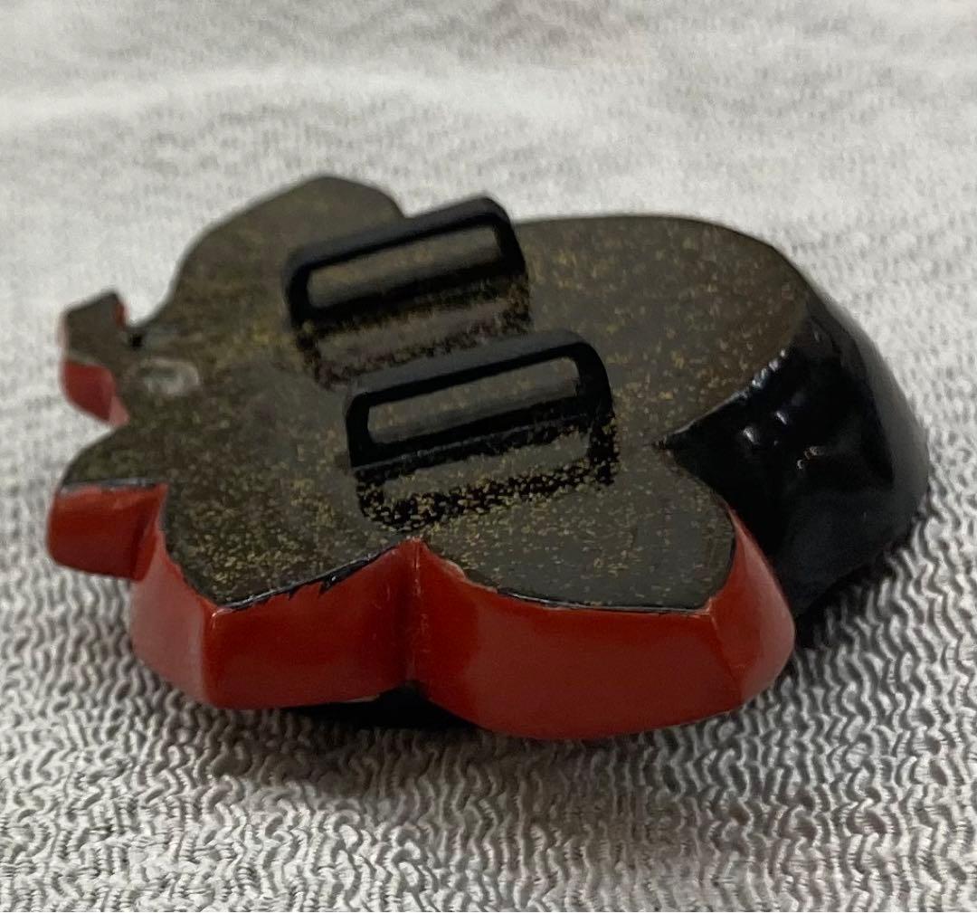 B65s  朱塗椿花形 帯留　菊花　螺鈿細工