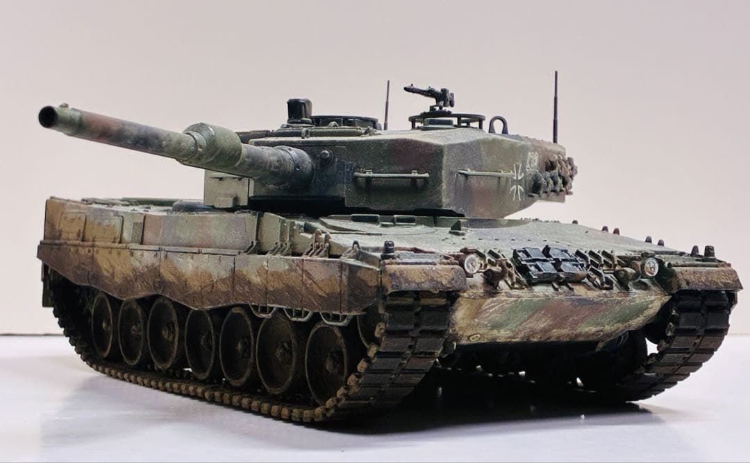 イタレリ　1/35 レオパルド2A4 完成品　戦車　模型　プラモデル　ドイツ