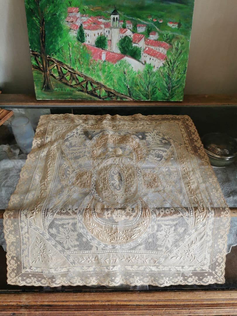 アンティーク ノルマンディーレースランナー セピアトーン 美しい盛上刺繍ドイリー