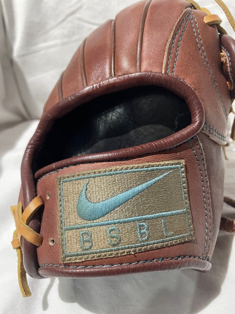 新シーズンに向けて！希少　美品　レアデザイン　NIKE 外野用グラブ　M球　硬式