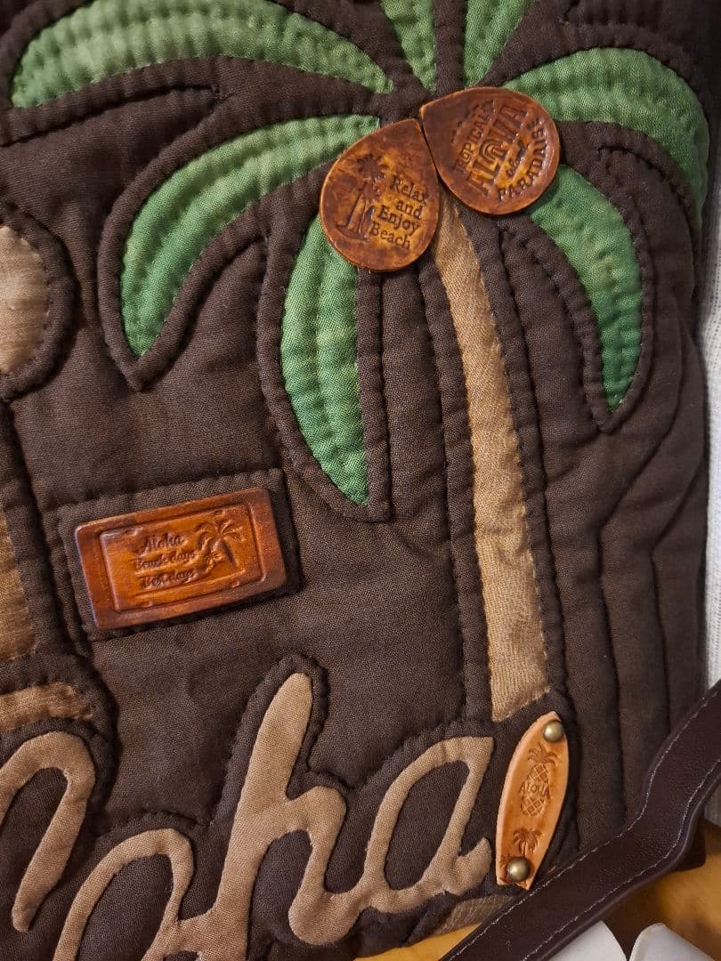 ハワイアンキルト　大きめ横長　バッグ　フロント　バス　2WAY　革タグチャーム付